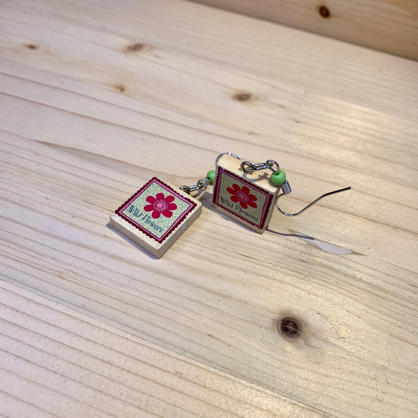 Scrabble Piece Earrings - Daisy & Wildflower